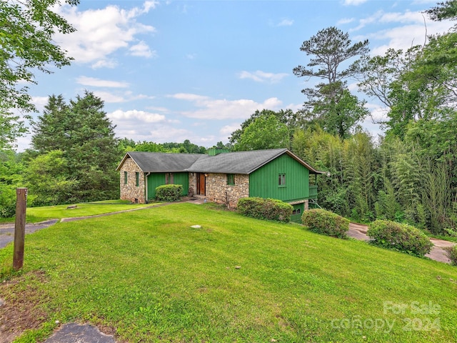 ranch-style house with a front yard