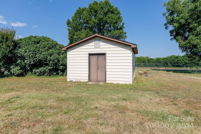 view of outdoor structure with a yard