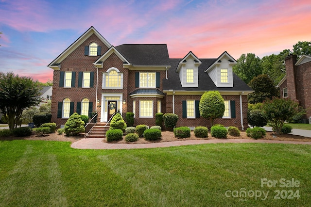 view of front of house featuring a yard