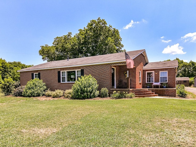 single story home featuring a front yard