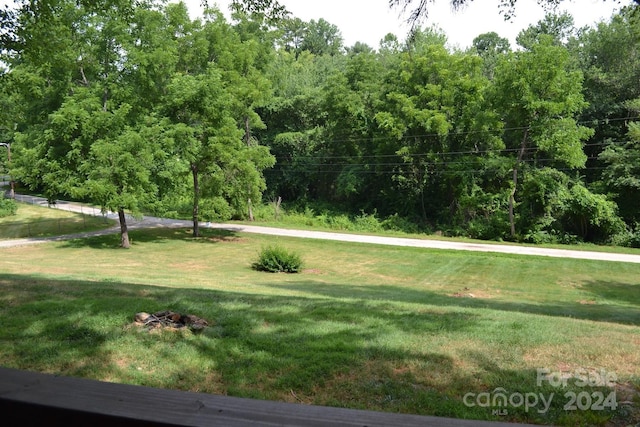 view of home's community featuring a lawn