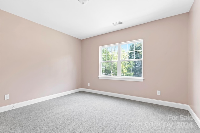 unfurnished room featuring carpet