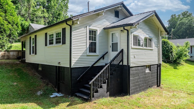 view of front of property featuring a front yard