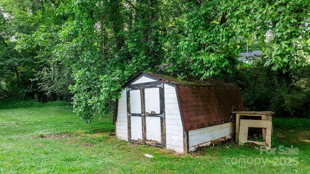 view of outdoor structure featuring a yard