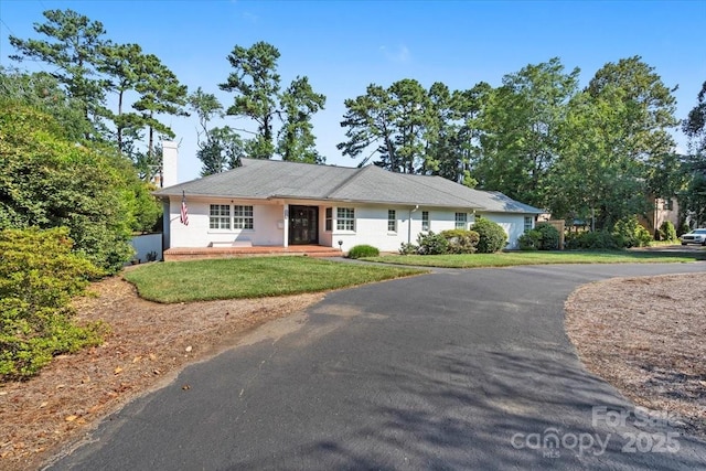 single story home with a front yard