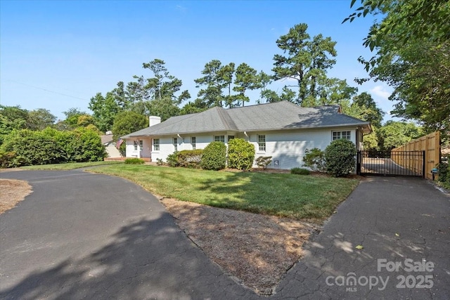 ranch-style house featuring a front lawn