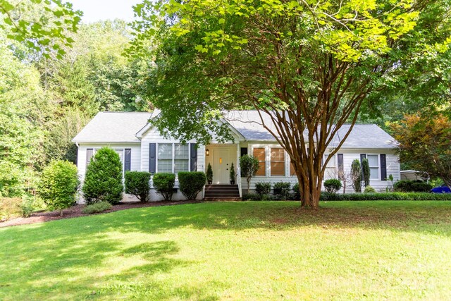 view of front of property with a front yard