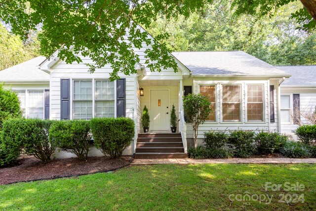 view of front of property with a front lawn