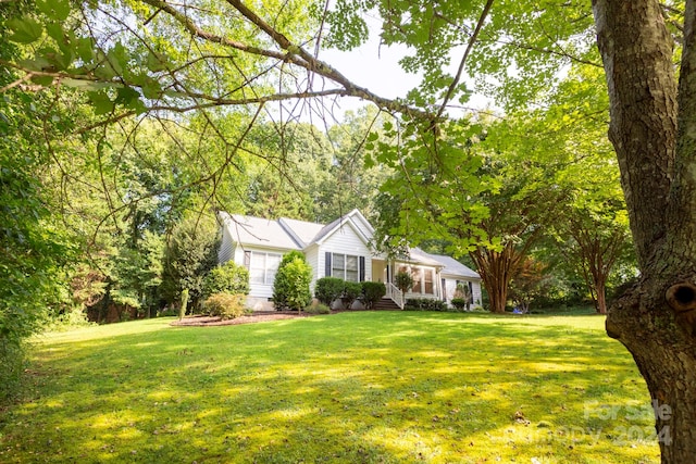 single story home with a front lawn