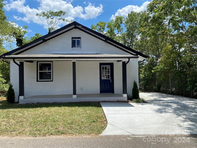 view of front of property featuring a porch and a front lawn