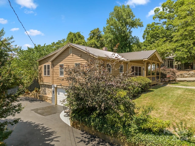 single story home featuring a front lawn and a garage