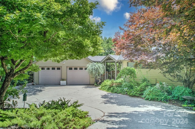 view of front of home featuring a garage and driveway