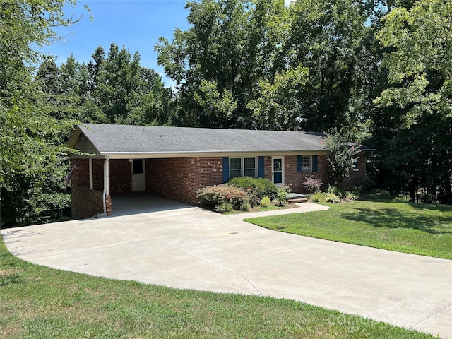 ranch-style home featuring a front lawn and a carport