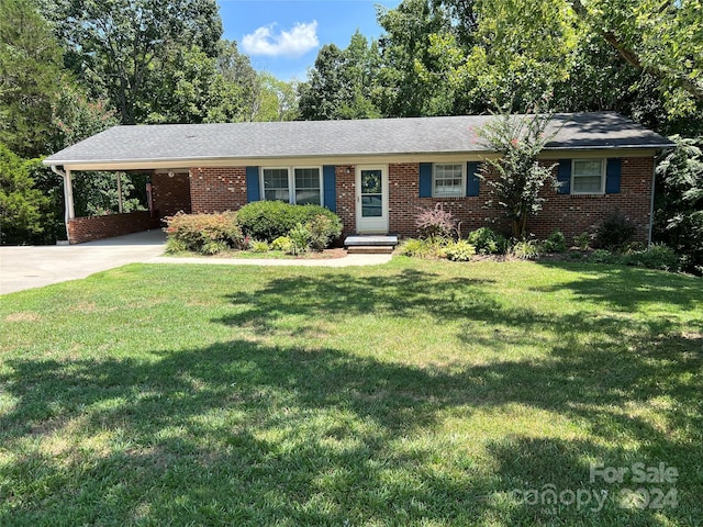 ranch-style home featuring a front lawn and a carport