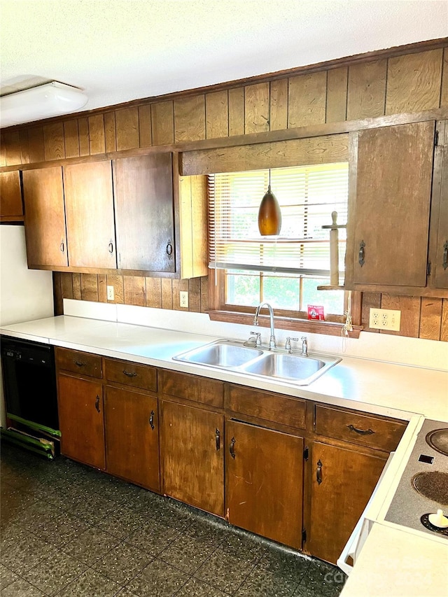 kitchen with dishwasher, hanging light fixtures, cooktop, refrigerator, and sink