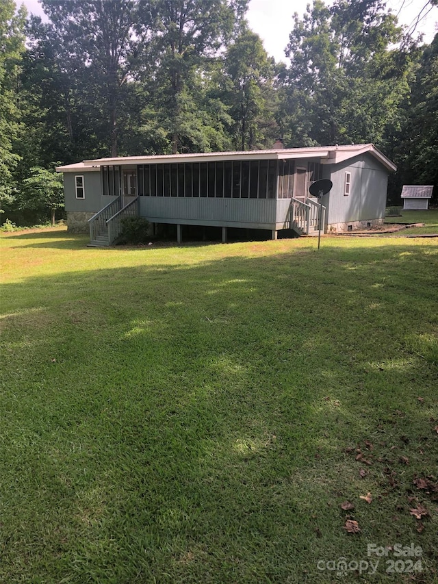 view of front of property featuring a front yard