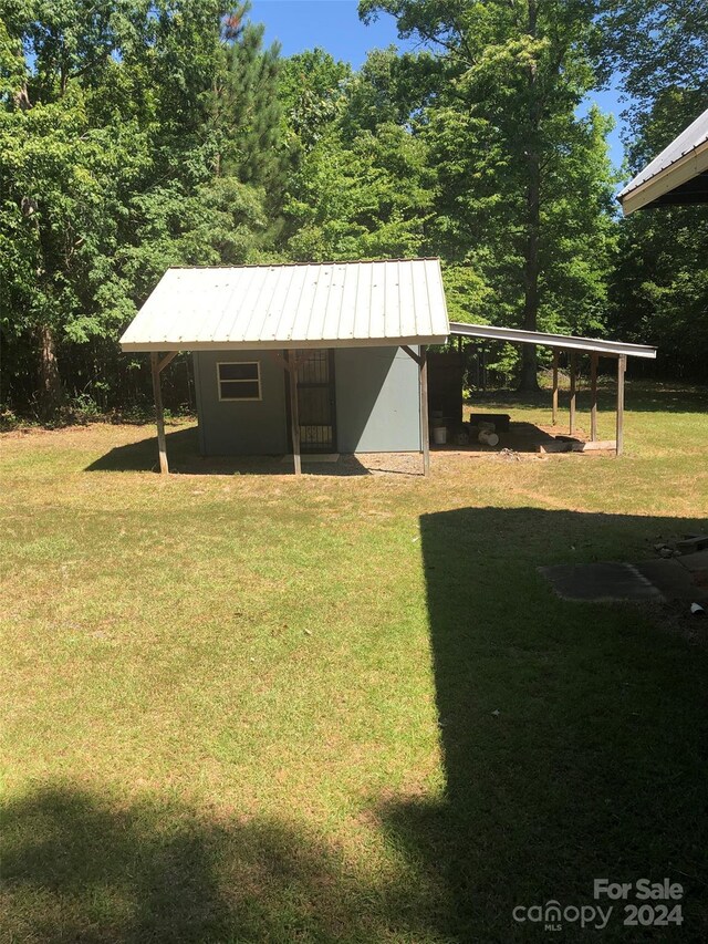 view of yard with an outbuilding