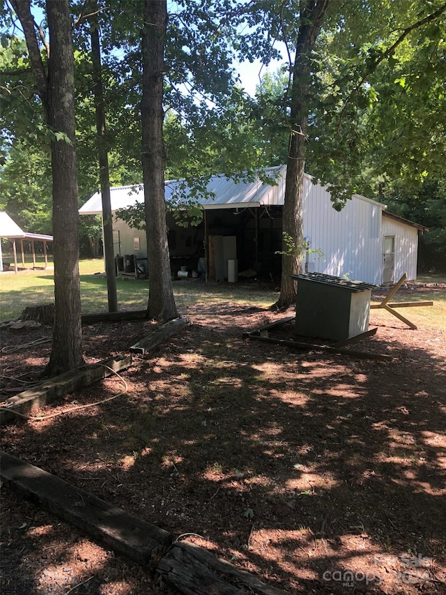 view of yard with an outdoor structure