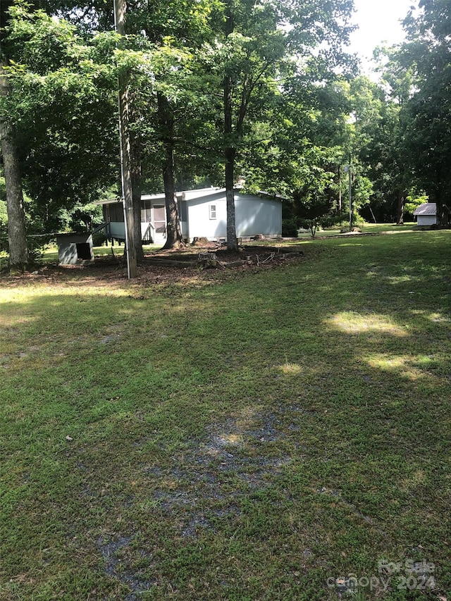 view of yard featuring an outbuilding