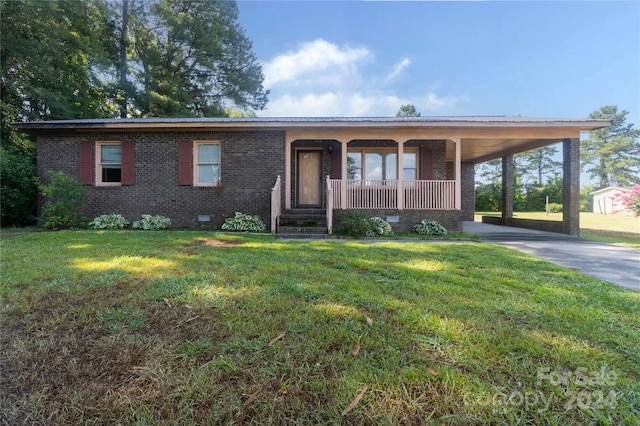 view of front of home featuring a carport and a front yard