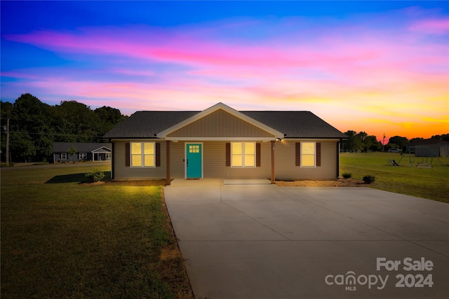 single story home featuring a lawn