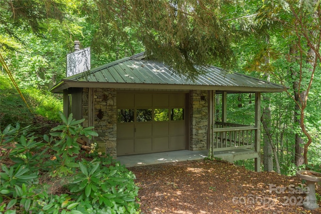 view of outdoor structure featuring an outbuilding and driveway