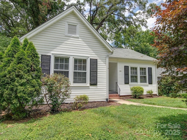 view of front facade with a front yard