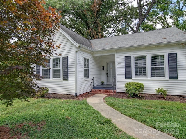 view of front facade with a front yard