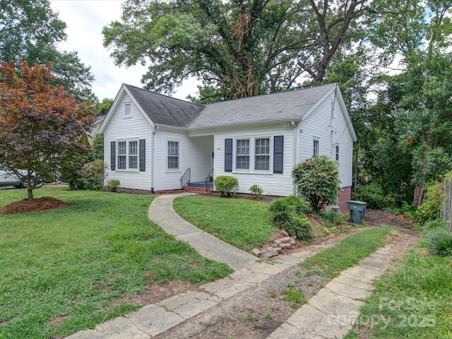 view of front of house featuring a front lawn