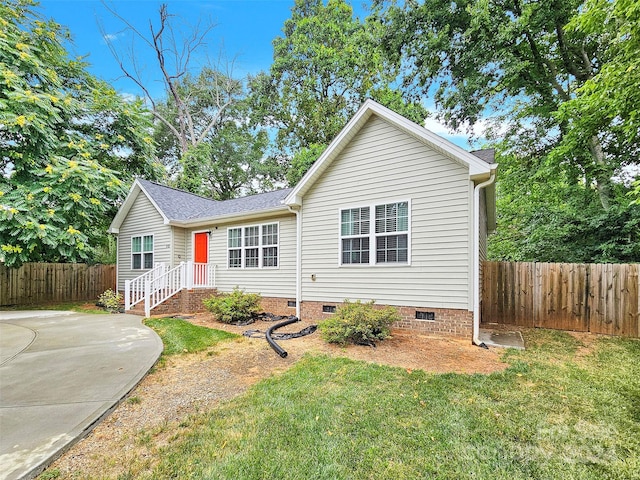 view of front of property with a front yard