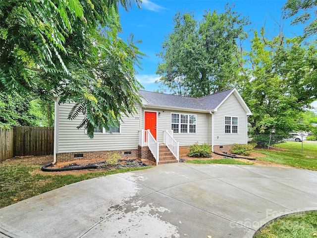 ranch-style house featuring a front lawn