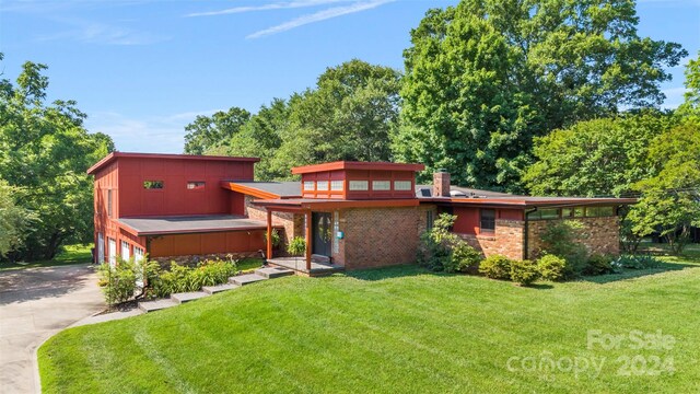 view of front of home with a front lawn