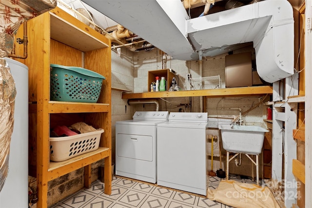 laundry area with water heater, sink, and independent washer and dryer