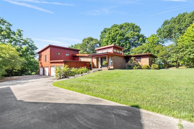 view of front facade featuring a front lawn and a garage