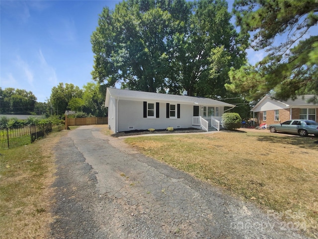 ranch-style home with a front yard