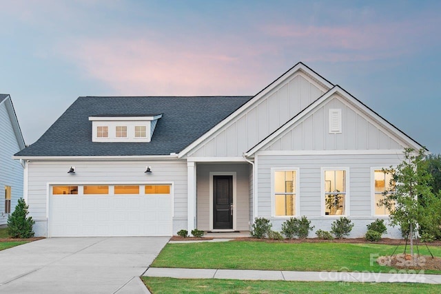 view of front facade featuring a garage and a yard