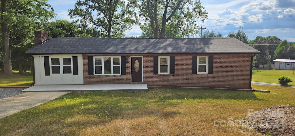 ranch-style house with a front yard