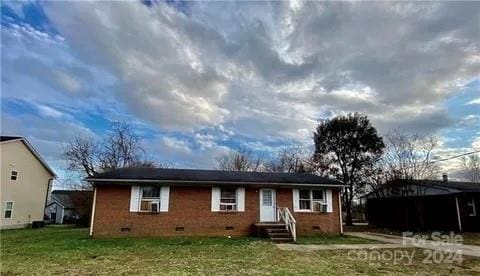 view of front of house featuring a front yard