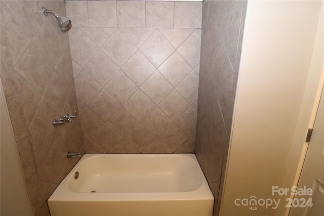 bathroom with tiled shower / bath