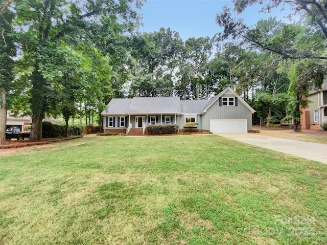 view of front of house featuring a front lawn