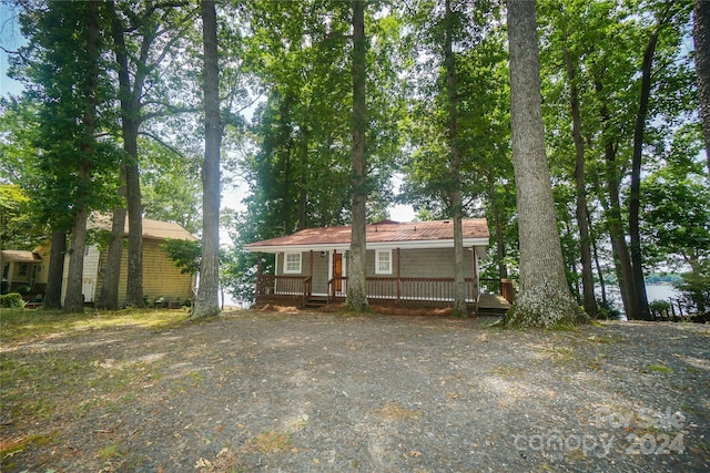 single story home featuring a wooden deck