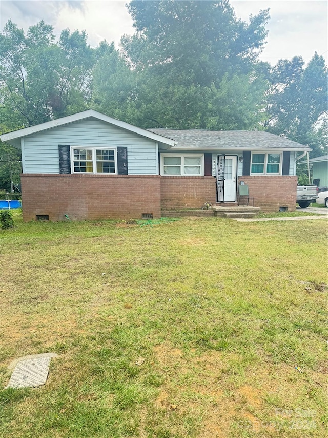 single story home featuring a front lawn