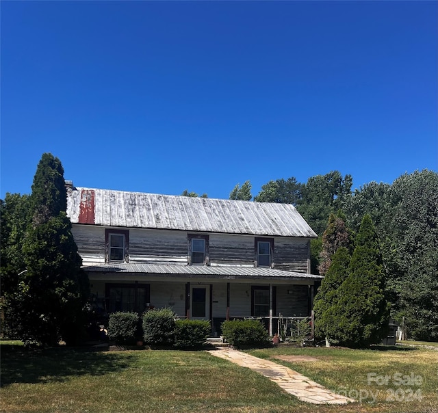 view of front of home featuring a front yard and a porch