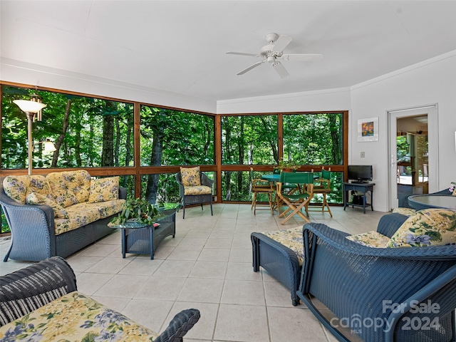 sunroom with ceiling fan