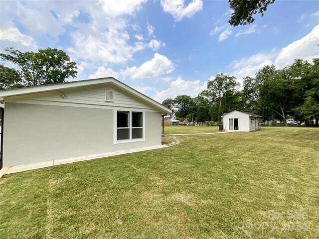 view of yard with an outdoor structure