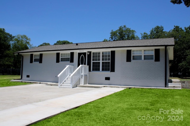 view of front of house with a front lawn