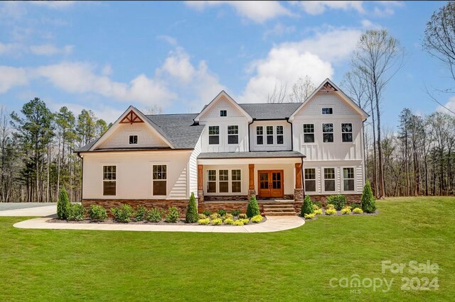 view of front facade featuring a front yard