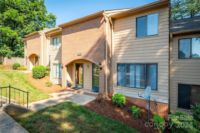 view of front of home with a front lawn