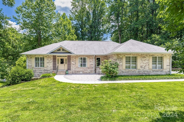 view of front of home featuring a front yard