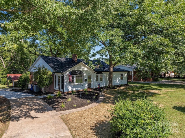 view of front facade with a front yard